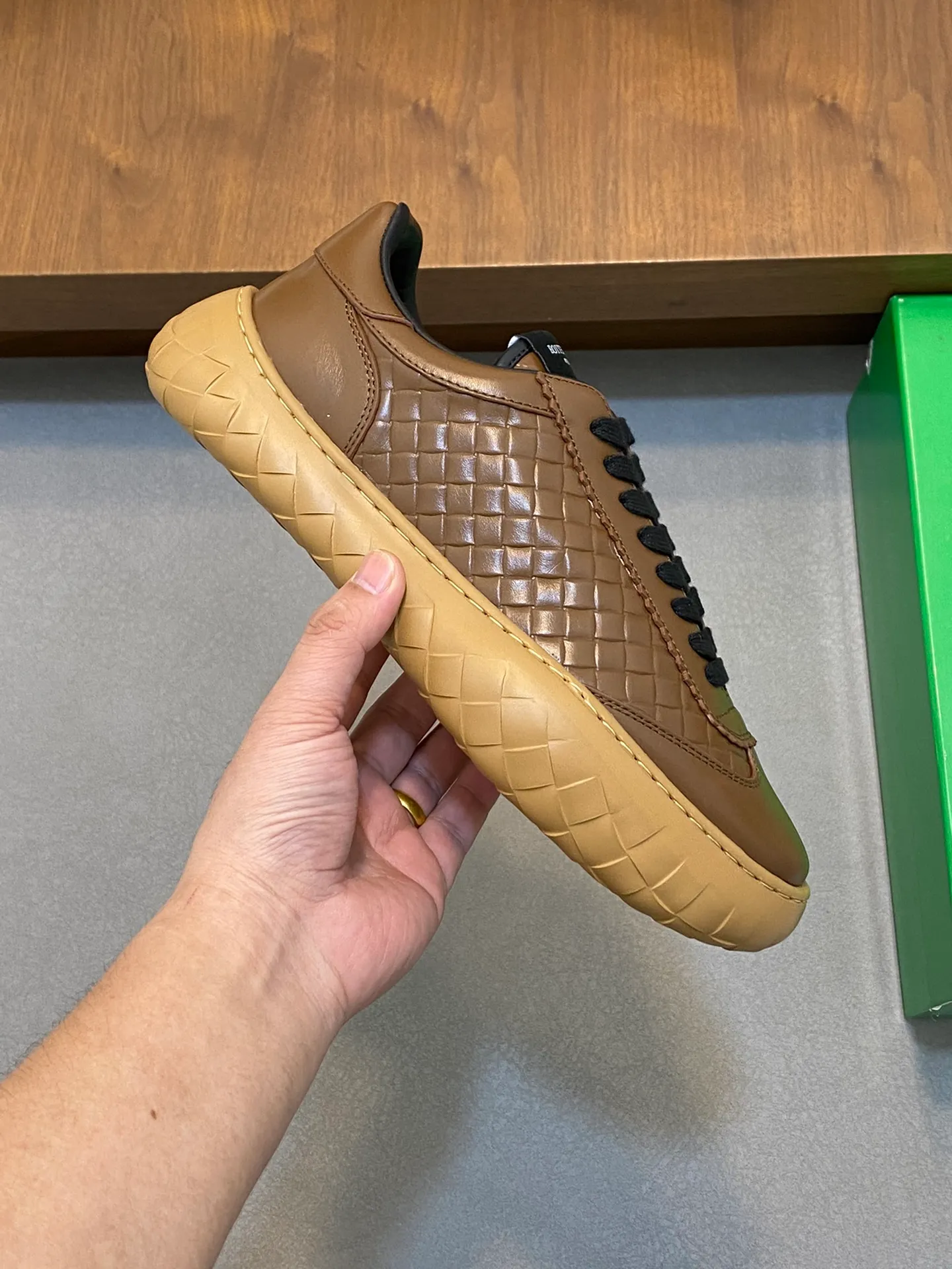 p440💰Men's Shoes BV/Bottega Veneta🆕The new men's moral training sneakers, made of Sneaker technology nylon and suede, inspired by retro basketball shoes, a new interpretation of classic sneakers, a lightweight, comfortable and breathable summer must-have item, the soles are made of classic woven texture, super recognizable, nylon suede stitching, full of texture!  Size: 38-45